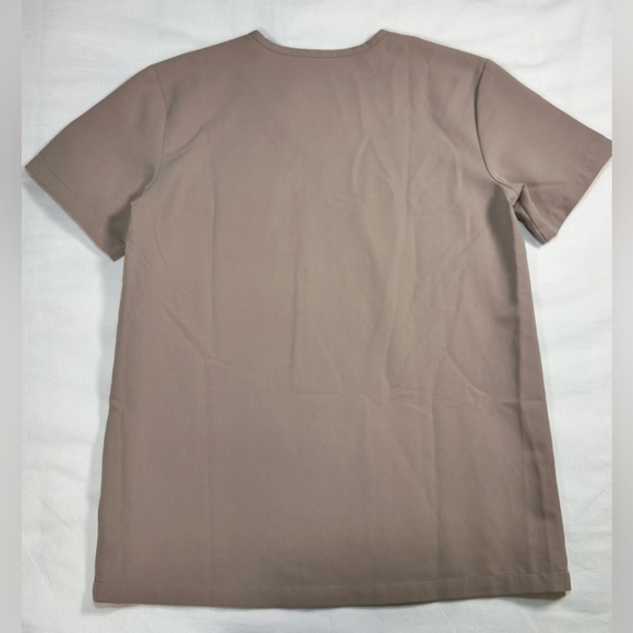 FIGS Technical Collection 3 pocket Scrub Top — Tan Size XS - Picture 7 of 7